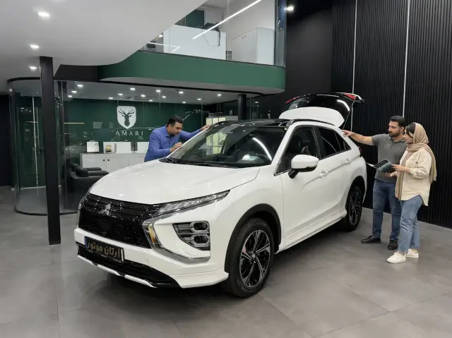 مشاوران آرتان موتور در حال مشاوره خرید و فروش خودرو